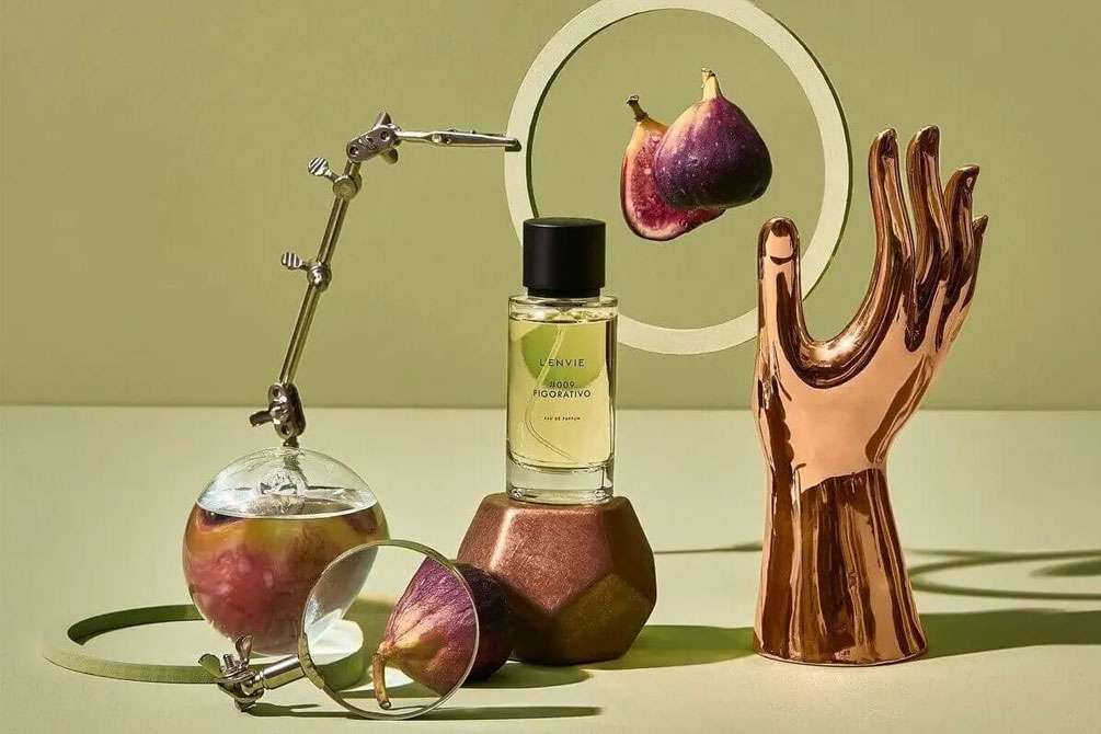 Diferente dos perfumes comerciais, os perfumes de nicho não tentam agradar todo mundo. Muitos têm cheiros desafiadores, artísticos ou até “estranhos” para o público geral.